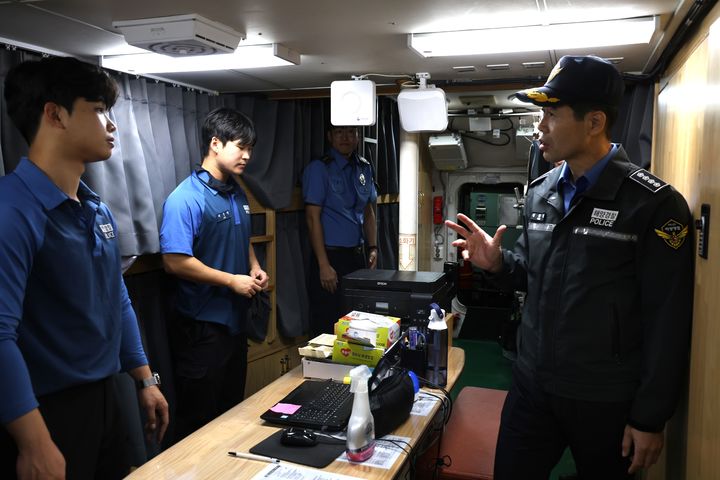 [동해=뉴시스] 5일 김환경 동해해양경찰서장이 추석 연휴를 맞아 P-60함과 P-72함을 찾아 현장 출동태세를 점검하고 직원들을 격려하고 있다.(사진=동해해경 제공)photo@newsis.com *재판매 및 DB 금지