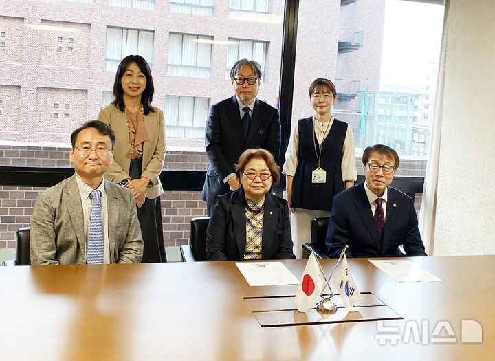 [안양=뉴시스] 성결대학교와 일본 무코가와여자대학교 관계자들이 컬처마이닝 기반 교육교류에 합의하고 기념 촬영을 하고 있다. 이준서 성결대 홍보미디어센터장(사진 앞 왼쪽부터), 무코가와여자대 다카하시쿄코 총장, 성결대 정희석 총장.(사진=성결대 제공) 2025.10.05. photo@newsis.com
