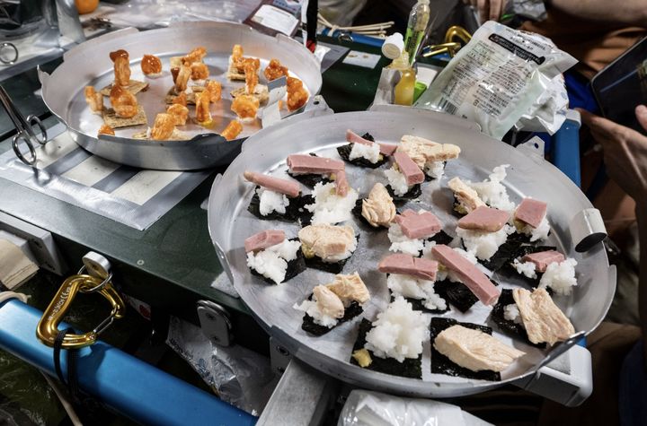 [서울=뉴시스] 미 항공우주국(NASA)이 국제우주정거장(ISS)에서 우주비행사들이 직접 만든 '우주 스시' 사진을 공개해 화제를 모으고 있다. (사진 = NASA 누리집 캡처) 2025.10.05. *재판매 및 DB 금지