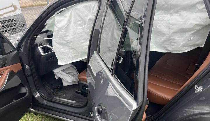 [서울=뉴시스] 귀가하던 중 갑작스러운 심장마비를 겪은 한 남성이 마침 심장 전문 병원 앞에서 사고를 내 목숨을 구한 사연이 전해졌다. 사진은 사고 당시 남성의 차량 상태. (사진 = 뉴욕포스트 캡처) 2025.10.05. *재판매 및 DB 금지