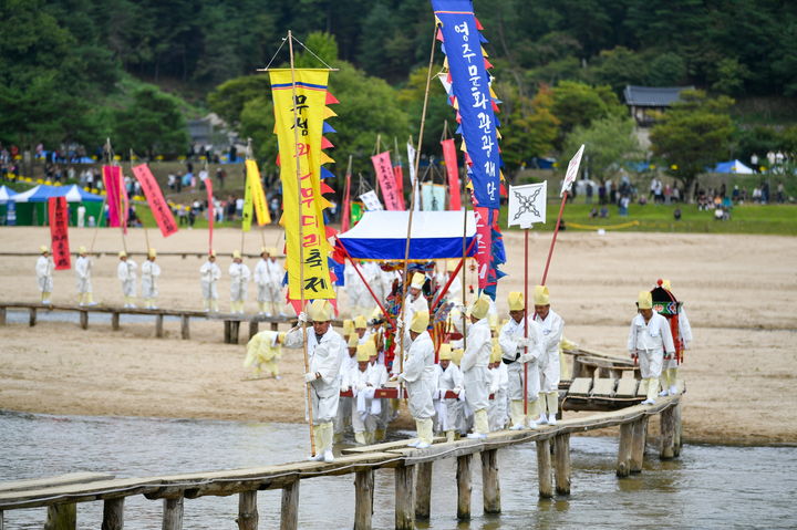 [영주=뉴시스] '영주 무섬외나무다리축제'에서 전통상여행렬이 재현되고 있다. (사진=영주시 제공) 2025.10.05. photo@newsis.com *재판매 및 DB 금지