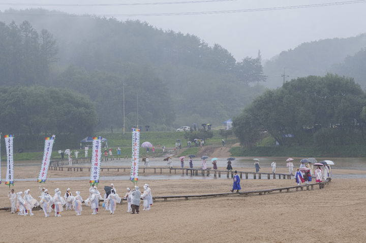 [영주=뉴시스] '영주 무섬외나무다리축제'에서 전통상여행렬이 재현되고 있다. (사진=영주시 제공) 2025.10.05. photo@newsis.com *재판매 및 DB 금지