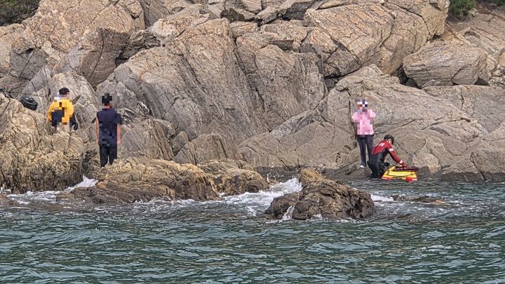 [태안=뉴시스] 태안해경이 5일 오후 1시48분께 충남 태안군 이원면 꾸지나무골 인근 갯바위에 고립된 낚시객 3명을 구조보드를 이용해 구조하고 있다. (사진=태안해양경찰서 제공) 2025.10.05. photo@newsis.com *재판매 및 DB 금지