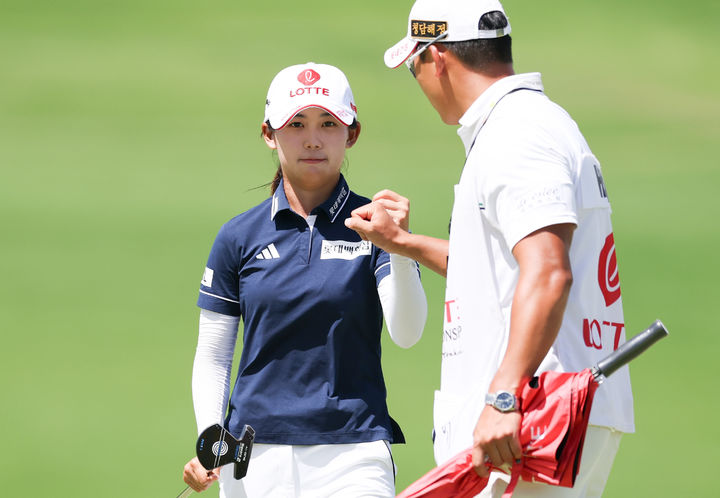 [서울=뉴시스] 황유민이 4일(현지 시간) 하와이 오하우섬 에바비치에 위치한 호아칼레이CC에서 열린 '2025 롯데 챔피언십' FR 4번홀 버디를 기록 후 기뻐하고 있다. (사진=대홍기획 제공) 2025.10.05. photo@newsis.com *재판매 및 DB 금지