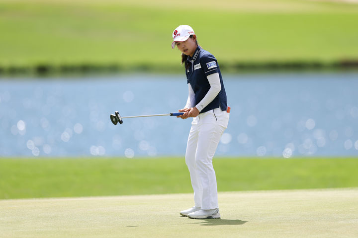 [서울=뉴시스] 황유민이 4일(현지 시간) 하와이 오하우섬 에바비치 호아칼레이CC에서 열린 '2025 롯데 챔피언십' FR 2번홀 퍼팅 후 공을 바라보고 있다. (사진=대홍기획 제공) 2025.10.05. photo@newsis.com *재판매 및 DB 금지