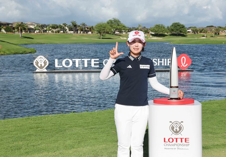 [서울=뉴시스] 황유민이 4일(현지 시간) 하와이 오하우섬 에바비치 호아칼레이CC에서 열린 '2025 롯데 챔피언십'에서 우승을 차지한 뒤 트로피를 들고 포즈를 취하고 있다. (사진=대홍기획 제공) 2025.10.05. photo@newsis.com *재판매 및 DB 금지