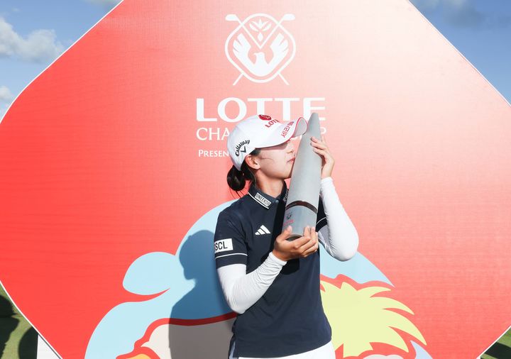 [서울=뉴시스] 황유민이 4일(현지 시간) 하와이 오하우섬 에바비치 호아칼레이CC에서 열린 '2025 롯데 챔피언십'에서 우승을 차지한 뒤 트로피에 키스하고 있다. (사진=대홍기획 제공) 2025.10.05. photo@newsis.com *재판매 및 DB 금지