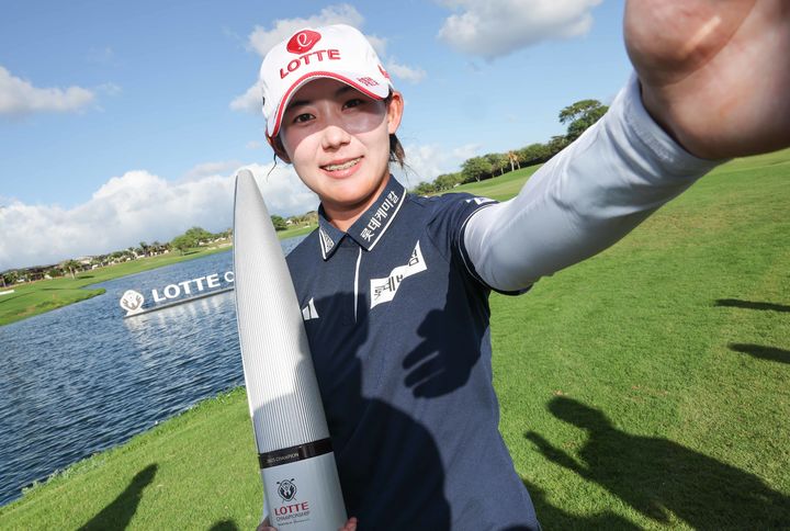 [서울=뉴시스] 황유민이 4일(현지 시간) 하와이 오하우섬 에바비치 호아칼레이CC에서 열린 '2025 롯데 챔피언십'에서 우승을 차지한 뒤 트로피를 들고 포즈를 취하고 있다. (사진=대홍기획 제공) 2025.10.05. photo@newsis.com *재판매 및 DB 금지