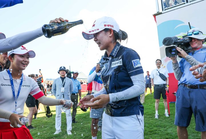 [서울=뉴시스] 황유민이 4일(현지 시간) 하와이 오하우섬 에바비치 호아칼레이CC에서 열린 '2025 롯데 챔피언십' FR에서 우승을 차지한 뒤 동료들의 축하를 받고 있다. (사진=대홍기획 제공) 2025.10.05. photo@newsis.com *재판매 및 DB 금지