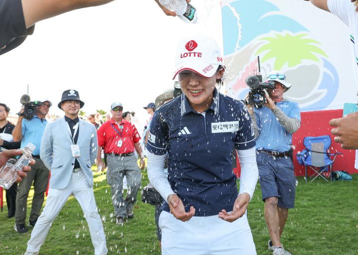 [서울=뉴시스] 황유민이 4일(현지 시간) 하와이 오하우섬 에바비치 호아칼레이CC에서 열린 '2025 롯데 챔피언십' FR에서 우승을 차지한 뒤 동료들의 축하를 받고 있다. (사진=대홍기획 제공) 2025.10.05. photo@newsis.com *재판매 및 DB 금지