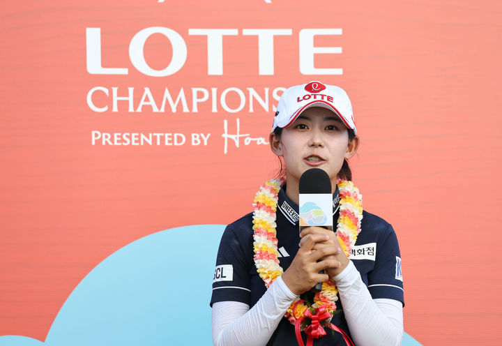 [서울=뉴시스] 황유민이 4일(현지 시간) 하와이 오하우섬 에바비치 호아칼레이CC에서 열린 '2025 롯데 챔피언십'에서 우승을 차지한 뒤 소감을 밝히고 있다. (사진=대홍기획 제공) 2025.10.05. photo@newsis.com *재판매 및 DB 금지