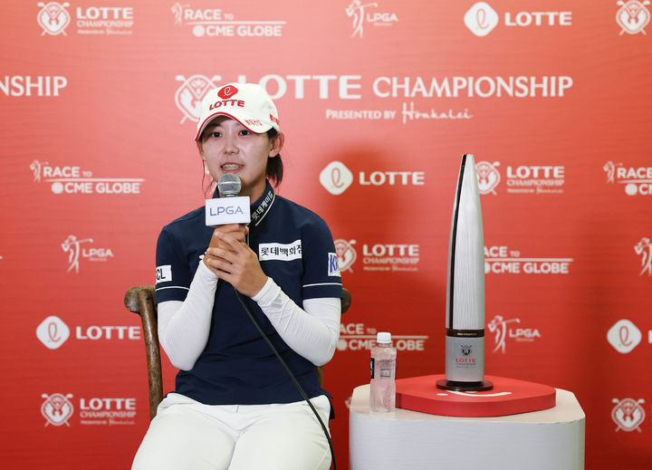 [서울=뉴시스] 황유민이 4일(현지 시간) 하와이 오하우섬 에바비치 호아칼레이CC에서 열린 '2025 롯데 챔피언십'에서 우승을 차지한 뒤 소감을 밝히고 있다. (사진=대홍기획 제공) 2025.10.05. photo@newsis.com *재판매 및 DB 금지