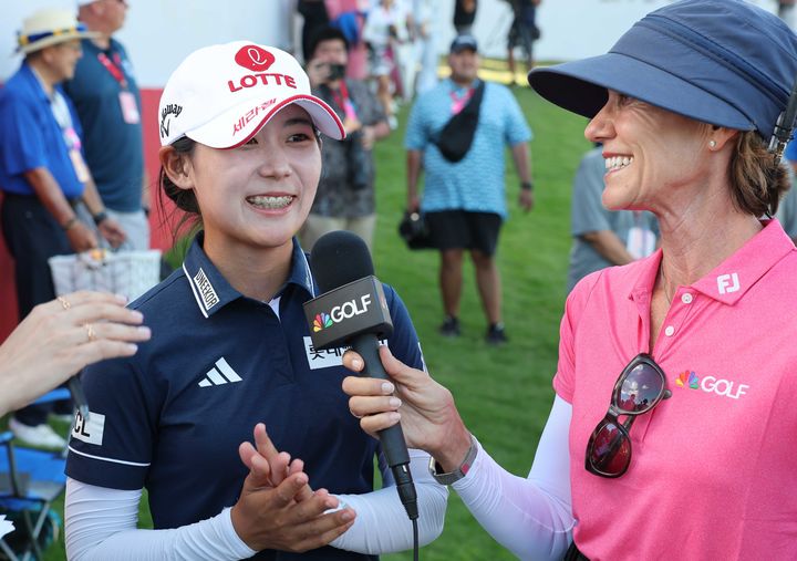 [서울=뉴시스] 황유민이 4일(현지 시간) 하와이 오하우섬 에바비치 호아칼레이CC에서 열린 '2025 롯데 챔피언십'에서 우승을 차지한 뒤 소감을 밝히고 있다. (사진=대홍기획 제공) 2025.10.05. photo@newsis.com *재판매 및 DB 금지