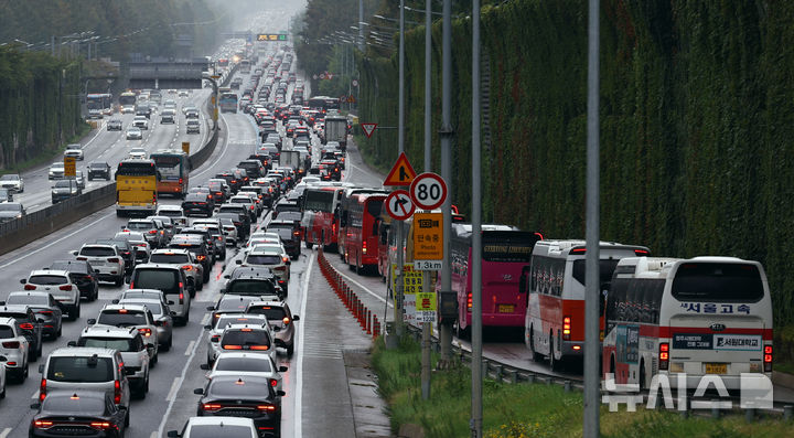 [서울=뉴시스] 최진석 기자 = 추석을 하루 앞둔 5일 경부고속도로 잠원IC 하행선에 귀성길 차량 행렬이 꼬리에 꼬리를 물며 서행하고 있다. 2025.10.05. myjs@newsis.com