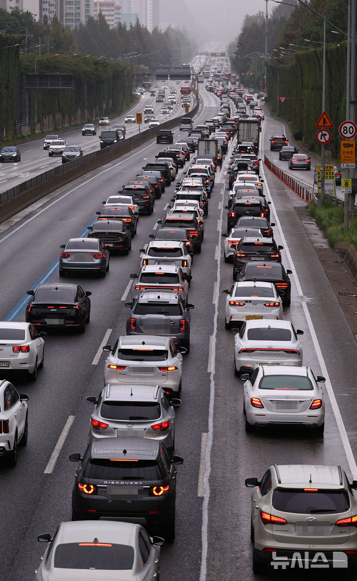 [서울=뉴시스] 최진석 기자 = 추석을 하루 앞둔 5일 경부고속도로 잠원IC 하행선에 귀성길 차량 행렬이 꼬리에 꼬리를 물며 서행하고 있다. 2025.10.05. myjs@newsis.com