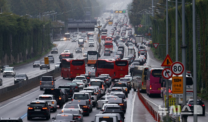 [서울=뉴시스] 최진석 기자 = 추석을 하루 앞둔 5일 경부고속도로 잠원IC 하행선에 귀성길 차량 행렬이 꼬리에 꼬리를 물며 서행하고 있다. 2025.10.05. myjs@newsis.com