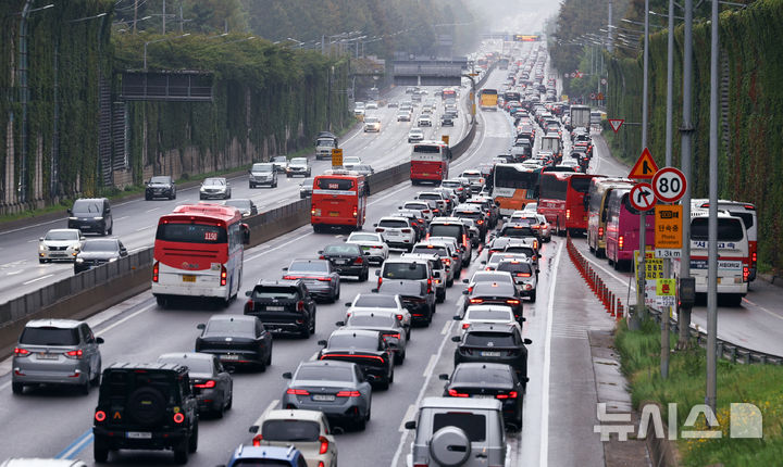[서울=뉴시스] 최진석 기자 = 추석을 하루 앞둔 5일 경부고속도로 잠원IC 하행선에 귀성길 차량 행렬이 꼬리에 꼬리를 물며 서행하고 있다. 2025.10.05. myjs@newsis.com