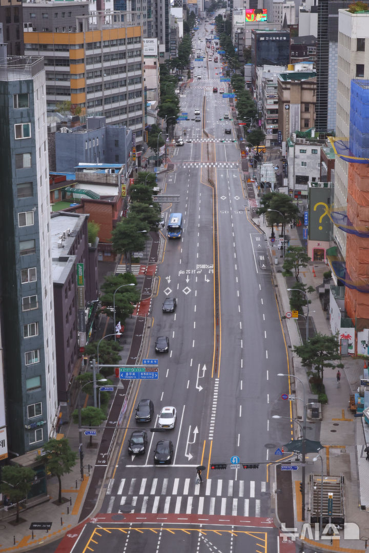 [서울=뉴시스] 최진석 기자 = 추석을 하루 앞둔 5일 서울 도심 퇴계로기 한산한 모습을 보이고 있다. 2025.10.05. myjs@newsis.com