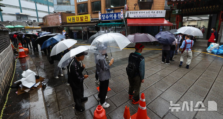 [서울=뉴시스] 최진석 기자 = 추석을 하루 앞둔 지난 5일 서울 종로구 탑골공원 인근 무료급식소 앞에서 어르신들이 줄지어 대기하고 있다. (사진=뉴시스DB) myjs@newsis.com