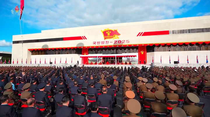 [서울=뉴시스] 조선중앙TV가 4일 김정은 국무위원장이 참석한 평양에서 개막한 무장장비전시회 '국방발전-2025' 개막식을 5일 방송하고 있다. (출처=조선중앙TV 캡쳐) 2025.10.05. photo@newsis.com *재판매 및 DB 금지