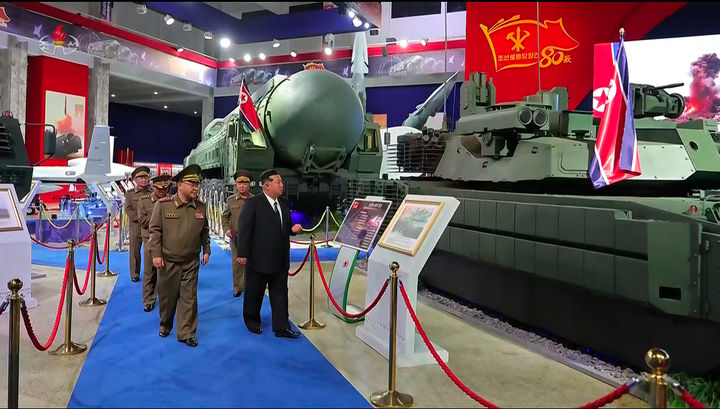 [서울=뉴시스] 조선중앙TV가 4일 김정은 국무위원장이 평양에서 개막한 무장장비전시회 '국방발전-2025' 관람하는 모습을 5일 방송하고 있다. (출처=조선중앙TV 캡쳐) 2025.10.05. photo@newsis.com *재판매 및 DB 금지