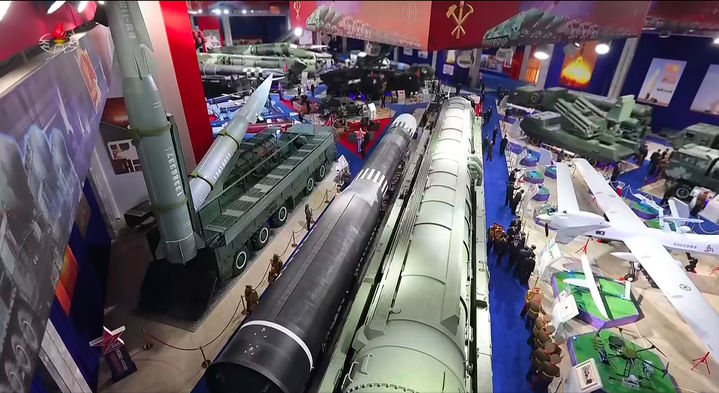 [서울=뉴시스] 조선중앙TV가 4일 김정은 국무위원장이 평양에서 개막한 무장장비전시회 '국방발전-2025' 관람하는 모습을 5일 방송하고 있다. (출처=조선중앙TV 캡쳐) 2025.10.05. photo@newsis.com *재판매 및 DB 금지