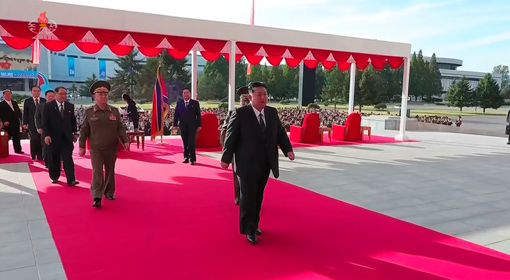 [서울=뉴시스] 조선중앙TV가 4일 평양에서 개막한 무장장비전시회 '국방발전-2025'에 참석한 김정은 국무위원장의 기념식을 5일 방송하고 있다. (출처=조선중앙TV 캡쳐) 2025.10.05. photo@newsis.com *재판매 및 DB 금지