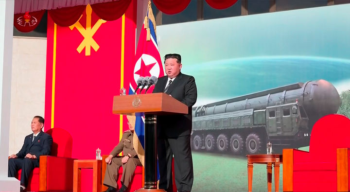 [서울=뉴시스] 조선중앙TV가 4일 평양에서 개막한 무장장비전시회 '국방발전-2025'에 참석한 김정은 국무위원장의 기념연설을 5일 방송하고 있다. (출처=조선중앙TV 캡쳐) 2025.10.05. photo@newsis.com *재판매 및 DB 금지
