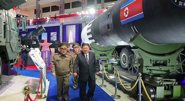 [서울=뉴시스] 조선중앙TV가 4일 김정은 국무위원장이 평양에서 개막한 무장장비전시회 '국방발전-2025' 관람하는 모습을 5일 방송하고 있다. (출처=조선중앙TV 캡쳐) 2025.10.05. photo@newsis.com *재판매 및 DB 금지