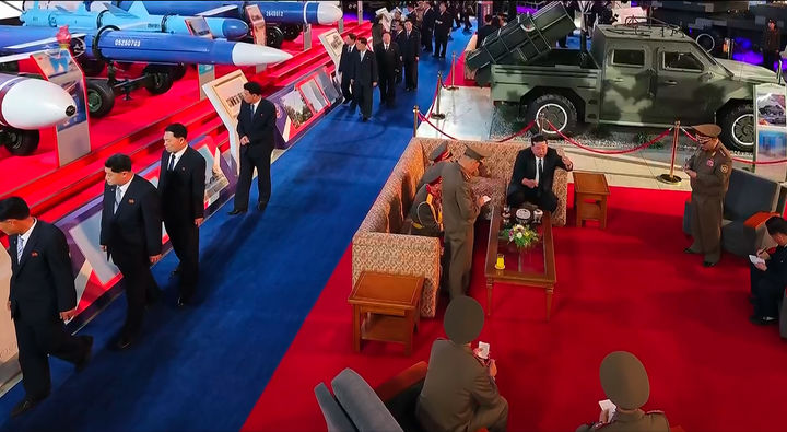 [서울=뉴시스] 조선중앙TV가 4일 김정은 국무위원장이 평양에서 개막한 무장장비전시회 '국방발전-2025' 관람하는 모습을 5일 방송하고 있다. (출처=조선중앙TV 캡쳐) 2025.10.05. photo@newsis.com *재판매 및 DB 금지