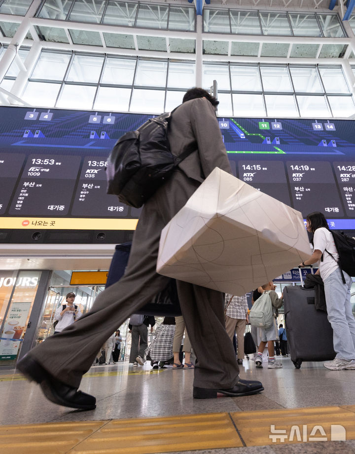 [서울=뉴시스] 김근수 기자 = 추석연휴인 5일 오후 서울 중구 서울역에서 시민들이 귀성길에 나서고 있다. 2025.10.05. ks@newsis.com
