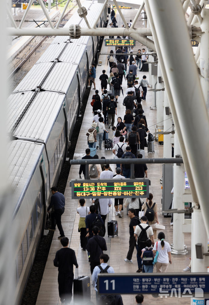 [서울=뉴시스] 김근수 기자 = 추석연휴인 5일 오후 서울 중구 서울역에서 시민들이 귀성길에 나서고 있다. 2025.10.05. ks@newsis.com