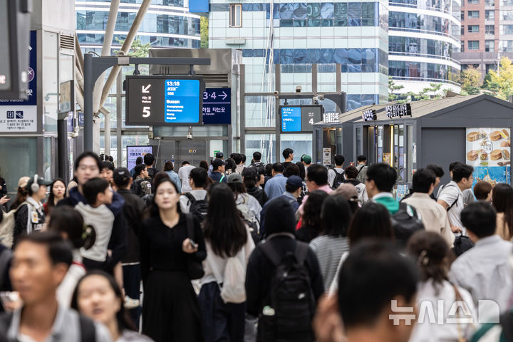 [서울=뉴시스] 김근수 기자 = 추석연휴인 5일 오후 서울 중구 서울역에서 시민들이 귀성길에 나서고 있다. 2025.10.05. ks@newsis.com