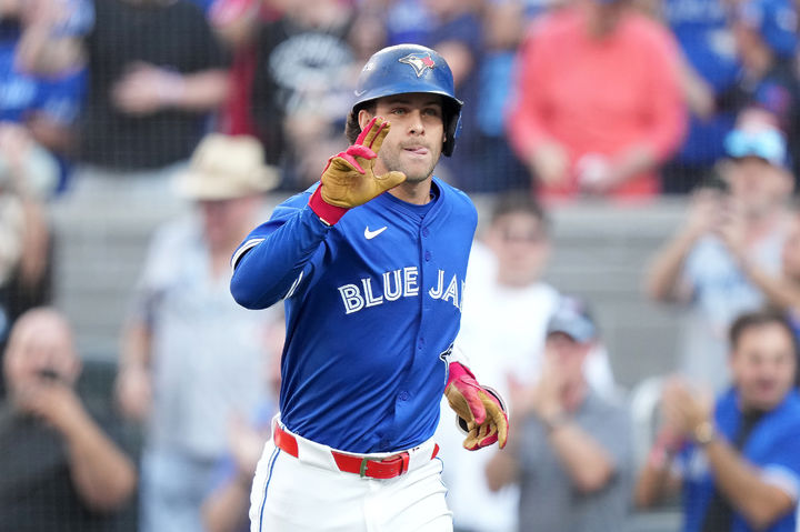 [토론토=AP/뉴시스] 토론토 블루제이스의 어니 클레멘트가 6일(한국 시간) 캐나다 온타리오주 토론토의 로저스 센터에서 열린 2025 MLB 뉴욕 양키스와의 아메리칸리그 디비전시리즈 2차전에서 2점 홈런을 친 뒤 베이스를 돌고 있다. 2025.10.06.