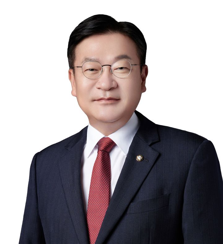 [통영=뉴시스] 신정철 기자= 한국철도공사 직원들이 최근 6년간(2020~2025.7월) 음주운전, 직장 내 성희롱 등으로 징계를 받은 사례가 무려 1391건에 달하는 것으로 나타나며, 국민 안전을 책임지는 공기업의 도덕성과 내부 기강에 심각한 경고등이 켜졌다. 이같은 사실은 지난 4일, 국회 국토교통위원회 소속 정점식 의원(국민의힘, 경남 통영시·고성군)이 코레일로부터 제출받은 자료에 나타났다.사진은 점점식 의원 모습.(사진=뉴시스DB).2025.10.05. sin@newsis.com *재판매 및 DB 금지