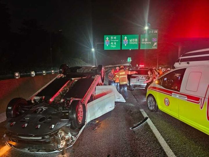 [강릉=뉴시스] 추석 전날 강릉톨게이트 인근에서 차량이 빗길에 미끄러지며 차량과 충돌해 차량이 전복되면서 5명이 다친 사고 현장 모습.(사진=강릉소방서 제공)photo2newsis.com *재판매 및 DB 금지