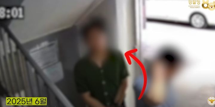 [뉴시스] 부동산을 보러 온 척하며 현관 비밀번호를 몰래 훔쳐보는 남성의 모습. 2025.10.06. (사진=유튜브 채널 '대한민국 경찰청' 캡처). *재판매 및 DB 금지
