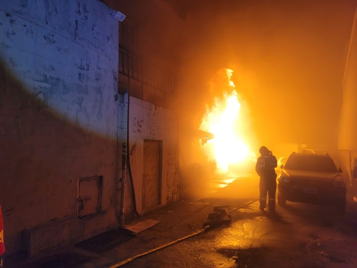 [부산=뉴시스] 6일 오전 부산 사상구의 한 아파트 상가 1층에서 불이 났다. (사진=부산소방재난본부 제공) 2025.10.06. photo@newsis.com *재판매 및 DB 금지
