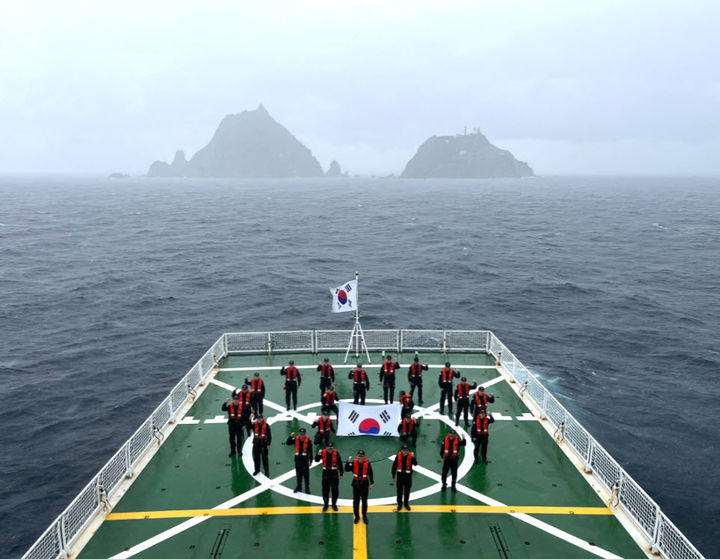[동해=뉴시스] 6일 민족의 대명절인 추석에도 독도와 동해해역을 지키고 있는 동해해양경찰서 경찰관과 3016함의 모습.(사진=동해해경 제공)2025.10.06.photo@newsis.com *재판매 및 DB 금지