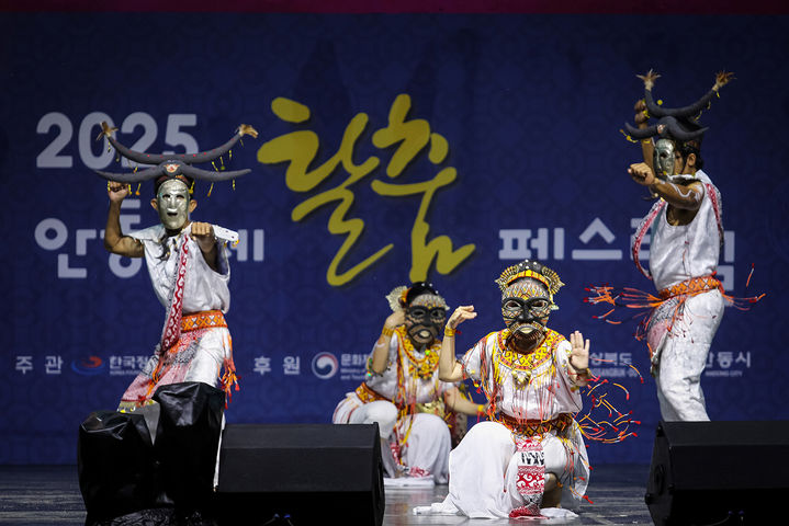 [안동=뉴시스] '2025 안동국제탈춤페스티벌' 공연 장면 (사진=안동시 제공) 2025.10.06. photo@newsis.com *재판매 및 DB 금지