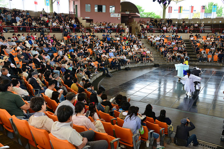 [안동=뉴시스] '2025 안동국제탈춤페스티벌'에서 하회별신굿탈놀이가 공연되고 있다. (사진=안동시 제공) 2025.10.06. photo@newsis.com *재판매 및 DB 금지