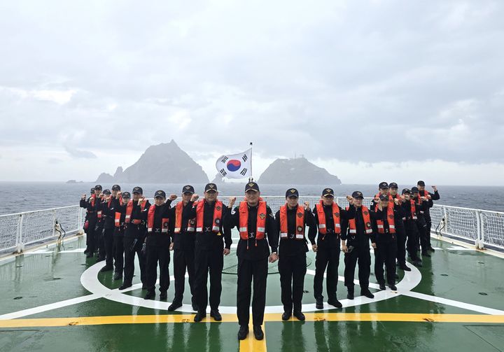 [동해=뉴시스] 6일 민족의 대명절인 추석에도 독도와 동해해역을 지키고 있는 동해해양경찰서 경찰관과 3016함의 모습.(사진=동해해경 제공)photo@newsis.com *재판매 및 DB 금지