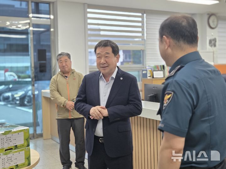 [증평=뉴시스] 이재영 충북 증평군수가 추석 당일인 6일 증평지구대를 찾아 근무자들과 인사를 나누고 있다. (사진= 증평군 제공) 2025.10.06. photo@newsis.com *재판매 및 DB 금지