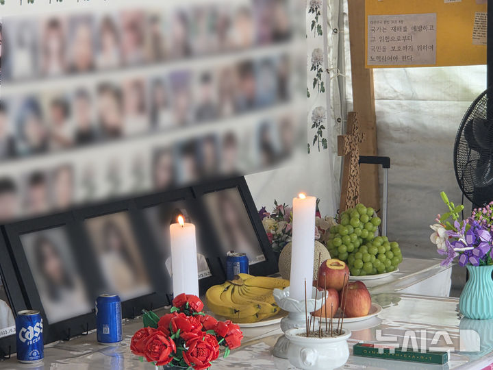 [전주=뉴시스] 강경호 기자 = 추석 당일인 6일 전북 전주시 완산구 풍남문광장 내 분향소에 10·29 이태원 참사 희생자를 위해 마련한 차례상이 놓여있다. 2025.10.06. lukekang@newsis.com