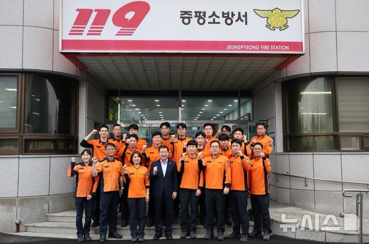 [증평=뉴시스] 이재영 충북 증평군수가 추석 당일인 6일 증평소방서를 찾아 근무자들과 기념촬영을 하고 있다. (사진= 증평군 제공) 2025.10.06. photo@newsis.com *재판매 및 DB 금지