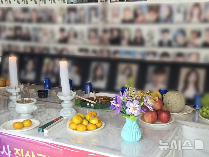 [전주=뉴시스] 강경호 기자 = 추석 당일인 6일 전북 전주시 완산구 풍남문광장 내 분향소에 10·29 이태원 참사 희생자를 위해 마련한 차례상이 놓여있다. 2025.10.06. lukekang@newsis.com