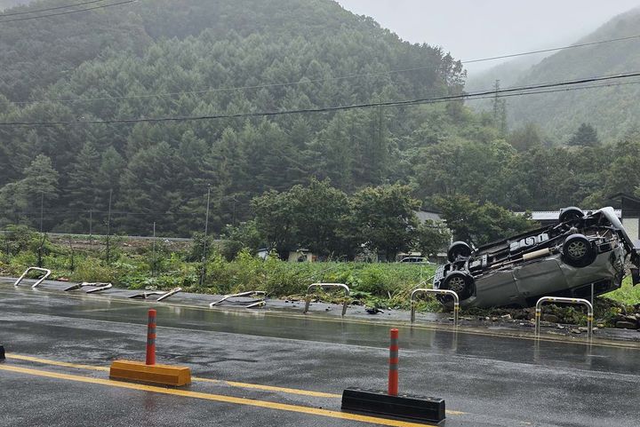 6일 오전 0시 28분께 태백시 문곡소도동 T모텔 앞 51번 국도변에 스타렉스 차량이 알루미늄 가드레일 여러 개를 들이받은 뒤 전복되어 있다..(사진=독자 제공) *재판매 및 DB 금지