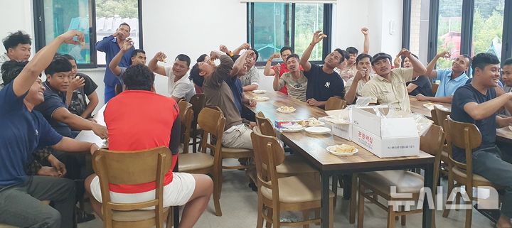 [괴산=뉴시스] 충북 괴산군이 추석 당일인 6일 지역 내 외국인 근로자 기숙사에서 '추석맞이 한마당 행사'를 진행하고 있다. (사진= 괴산군 제공) 2025.10.06. photo@newsis.com *재판매 및 DB 금지