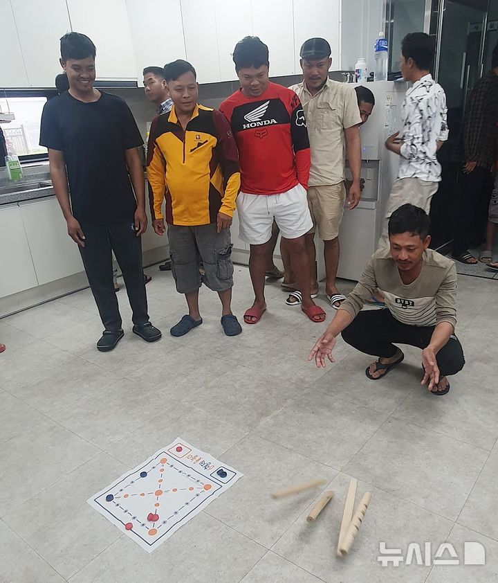 [괴산=뉴시스] 충북 괴산군이 추석 당일인 6일 지역 내 외국인 근로자 기숙사에서 '추석맞이 한마당 행사'를 진행하고 있다. (사진= 괴산군 제공) 2025.10.06. photo@newsis.com *재판매 및 DB 금지