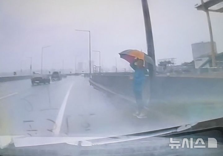 [서울=뉴시스] 예방 순찰을 위해 강변북로에 진입한 서울 마포경찰서 홍익지구대 소속 진우용 경사 등 2명이 추석 당일인 6일 오전 9시5분께 강변북로를 역방향으로 걷는 권모(78)씨를 발견하고 있다. 경찰은 중증 치매 질환을 앓는 권씨를 순찰차에 태워 주거지 일대로 이동했고, 안전하게 가족에게 인계했다. (사진=서울 마포경찰서 홍익지구대 제공) 2025.10.06. photo@newsis.com